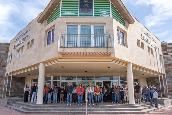 Concentración en las oficinas municipales de Vecindario para condenar la violencia machista y vicaria