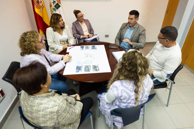 La Concejalía del Mayor de San Bartolomé de Tirajana aborda con las familias de ALMA’S la ampliación de plazas para la atención a personas con Alzheimer