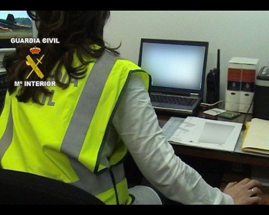 Detenida una mujer en vecindario por sustraer la tarjeta bancaria y dinero en efectivo de un bolso