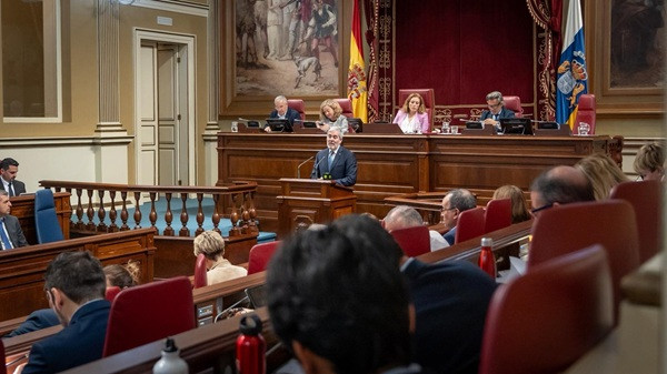 Clavijo pide a la oposición que vuelva al diálogo tras lograr el respaldo del Parlamento al Decreto Canarias