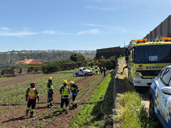 Grave un hombre de 87 años tras volcar y precipitarse con su vehículo en Santa María de Guía