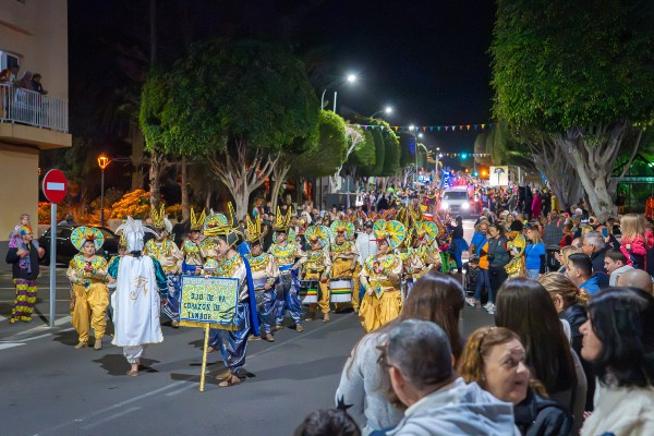 Cientos de personas llenan el casco histórico de color carnavalero en el Desfile Inaugural.
