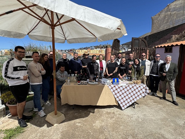 Una veintena de cocineros y profesionales de sala recorren el norte de Gran Canaria para conocer de primera mano el producto local