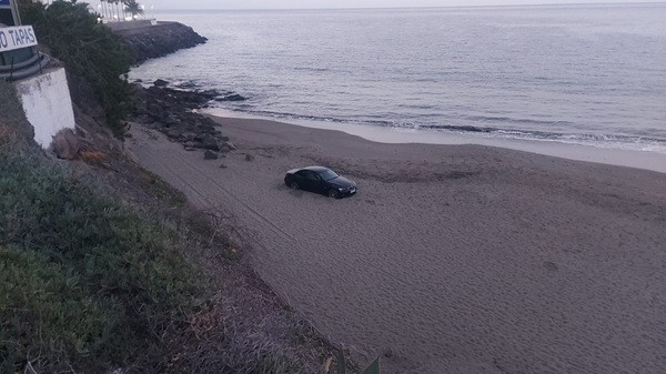 Aparece un vehículo en medio de la Playa de Patalavaca
