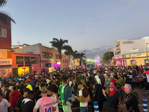 Miles de personas disfrutan en Vecindario de la cabalgata del carnaval de mundos y seres fantásticos
