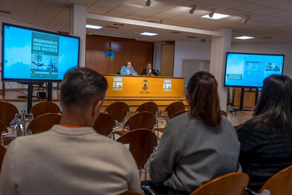 Redes sociales, deporte, bailes, yoga, folklore, juegos, informática y cine en la programación de mayores de Santa Lucía de Tirajana
