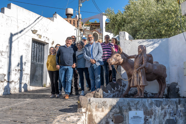 Una escultura rinde homenaje al patrimonio hidráulico de Santa Lucía durante una ruta por sus molinos de agua