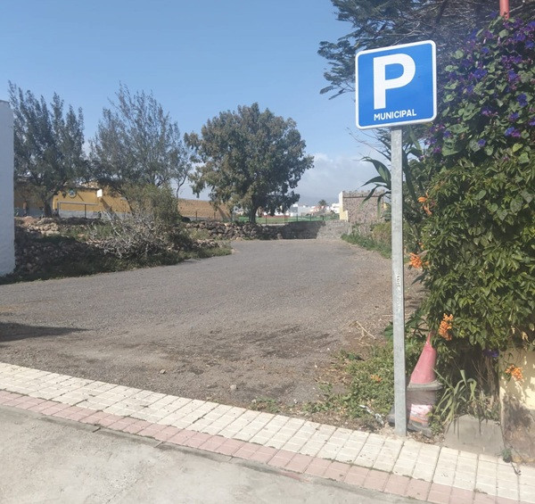 Operativo el espacio provisional de aparcamientos junto al Parque Camelot