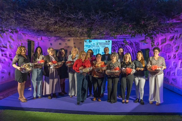 El Ayuntamiento rinde homenaje a las mujeres conductoras de guaguas del municipio