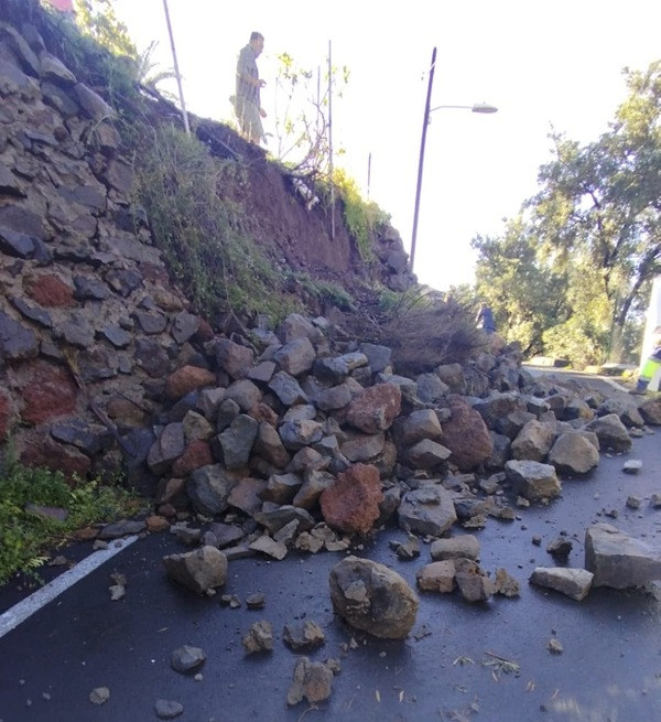 La lluvia y el viento provocan numerosos incidentes en Santa Lucía con desprendimientos, cortes de carreteras e inundaciones