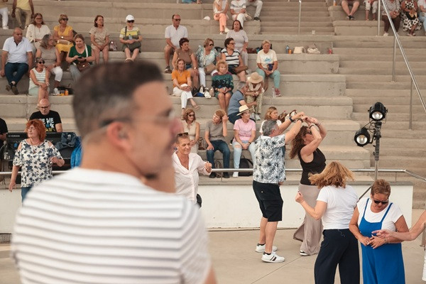 El Tardeo +60 reúne a cerca de 200 personas mayores en el Parque Sur en una cita que llega para quedarse