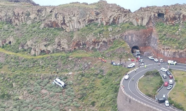 Un muerto y 14 heridos tras precipitarse un autobús turístico por un terraplén en La Gomera