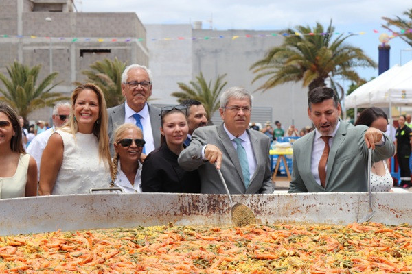 El Tablero se sienta a la mesa: 5.000 personas despiden sus fiestas alrededor de la Gran Paella