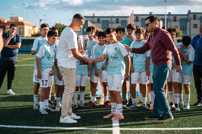 El Ayuntamiento hace entrega de cuatro trofeos de campeón al CD Doramas tras un año redondo