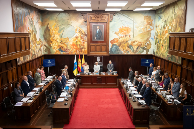 El Cabildo guarda durante el Pleno un minuto de silencio por las víctimas en Venezuela y habilita una ayuda inicial de un millón de euros