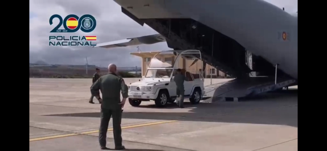 Los vehículos blindados de la UIP y el “papamóvil” llegan a la Base Aérea de Gando para reforzar el dispositivo de la visita de León XIV