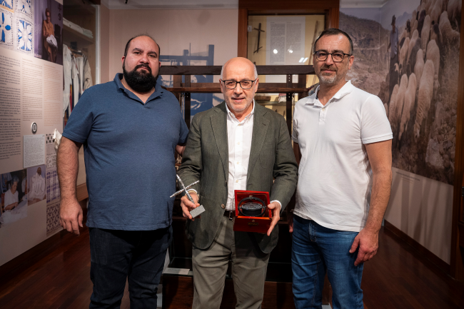 El Cabildo obsequiará al Papa con una brújula usada en un cayuco que llegó a Gran Canaria y una cruz elaborada con la técnica del cuchillo canario