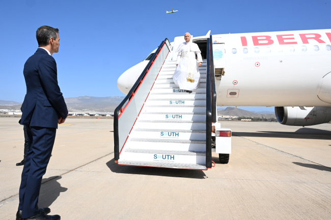 El papa León XIV llega a Gran Canaria y recibe una calurosa bienvenida en la Base Aérea de Gando