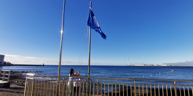 Arinaga iza su décima bandera azul consecutiva en reconocimiento a la calidad de su playa