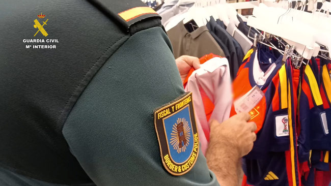 La Guardia Civil interviene más de 1.200 equipaciones falsificadas del Mundial 2026 en Ingenio y Telde