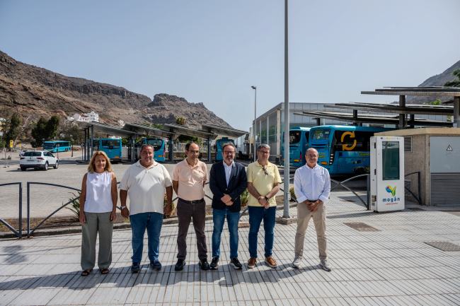 El Cabildo dota al Intercambiador de Mogán de una planta solar con baterías para potenciar el autoconsumo energético