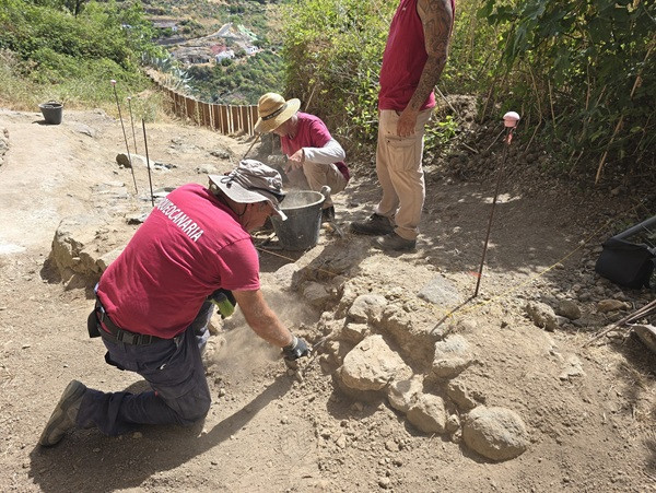Una prospección impulsada por el Cabildo frente a las cuevas de Risco Caído profundiza en el conocimiento del Patrimonio Mundial de Gran Canaria