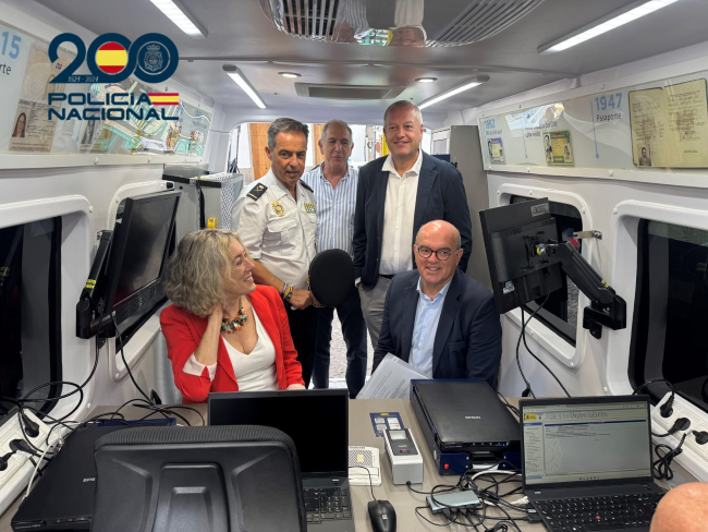 La Policía Nacional acerca el DNI y el pasaporte a todos los municipios canarios con las nuevas unidades móviles de documentación VIDOC