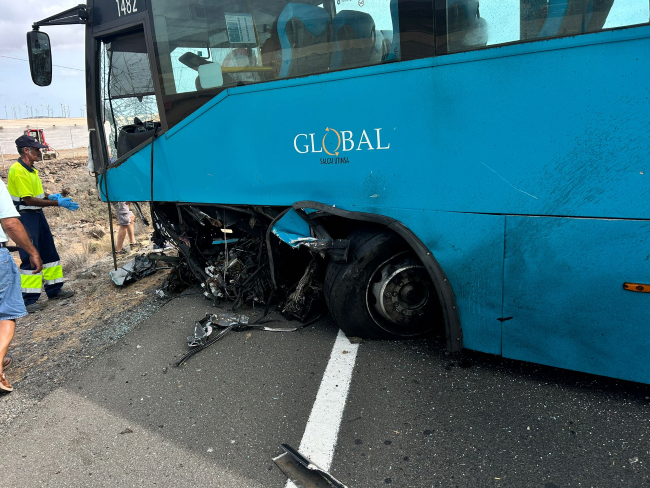 Accidente grave en la GC-500: choque entre un turismo y una guagua moviliza a numerosos servicios de emergencia