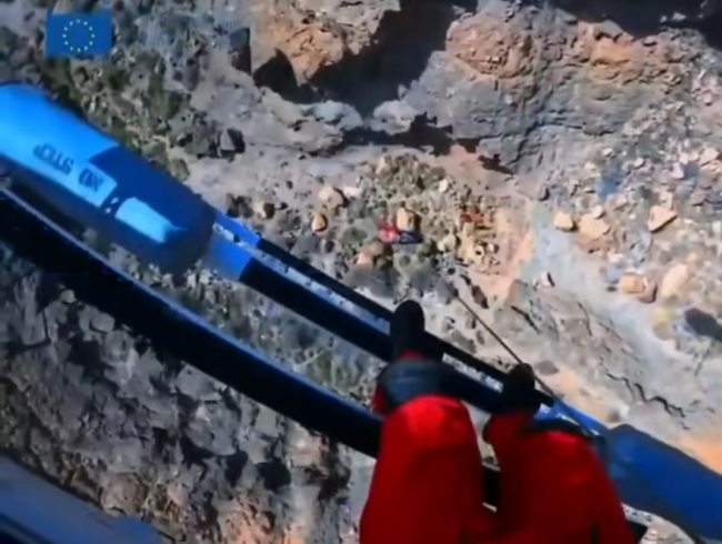Rescatan en helicóptero a un hombre herido grave tras caer en una zona de rocas en la costa de Mogán