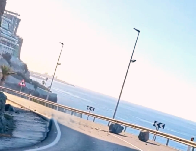 Se desprenden varias rocas en la GC-500 junto a la playa de Amadores